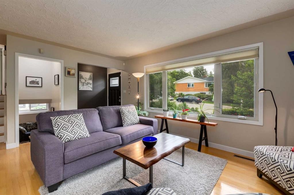 4903 Carney Road Nw, Calgary, AB - Indoor Photo Showing Living Room