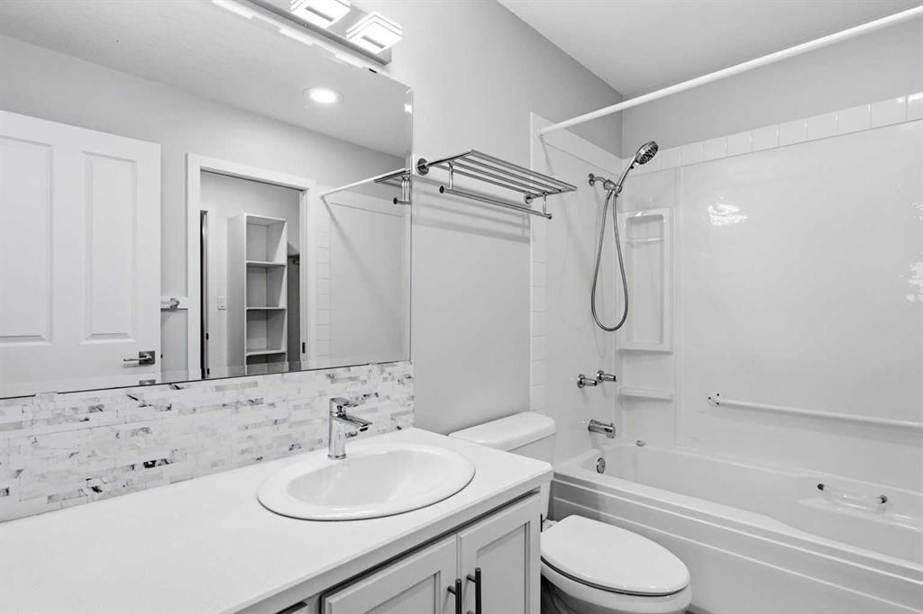4014 Shannon Drive, Olds, AB - Indoor Photo Showing Bathroom