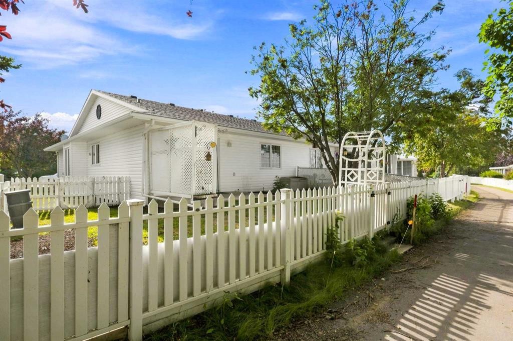 4014 Shannon Drive, Olds, AB - Outdoor