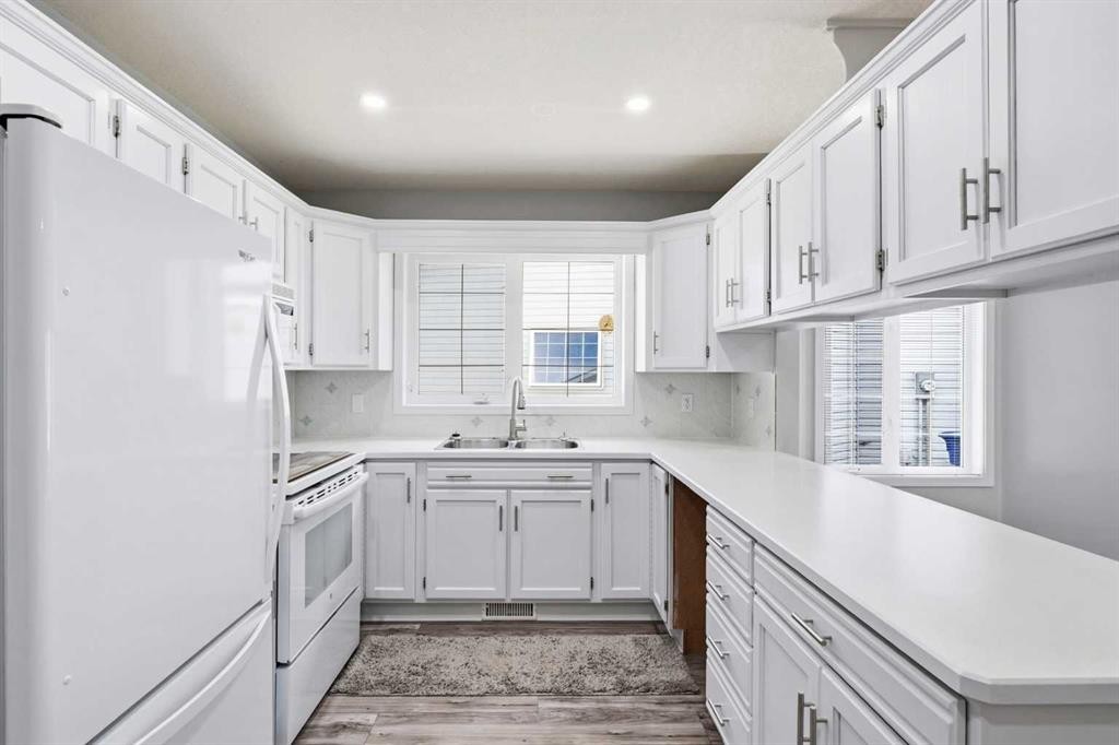 4014 Shannon Drive, Olds, AB - Indoor Photo Showing Kitchen With Double Sink