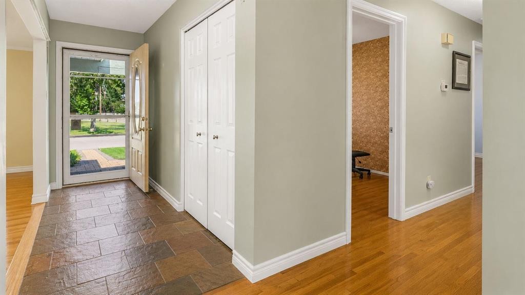1027 Lake Sylvan Drive Se, Calgary, AB - Indoor Photo Showing Other Room