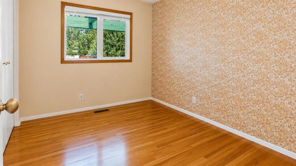 1027 Lake Sylvan Drive Se, Calgary, AB - Indoor Photo Showing Other Room
