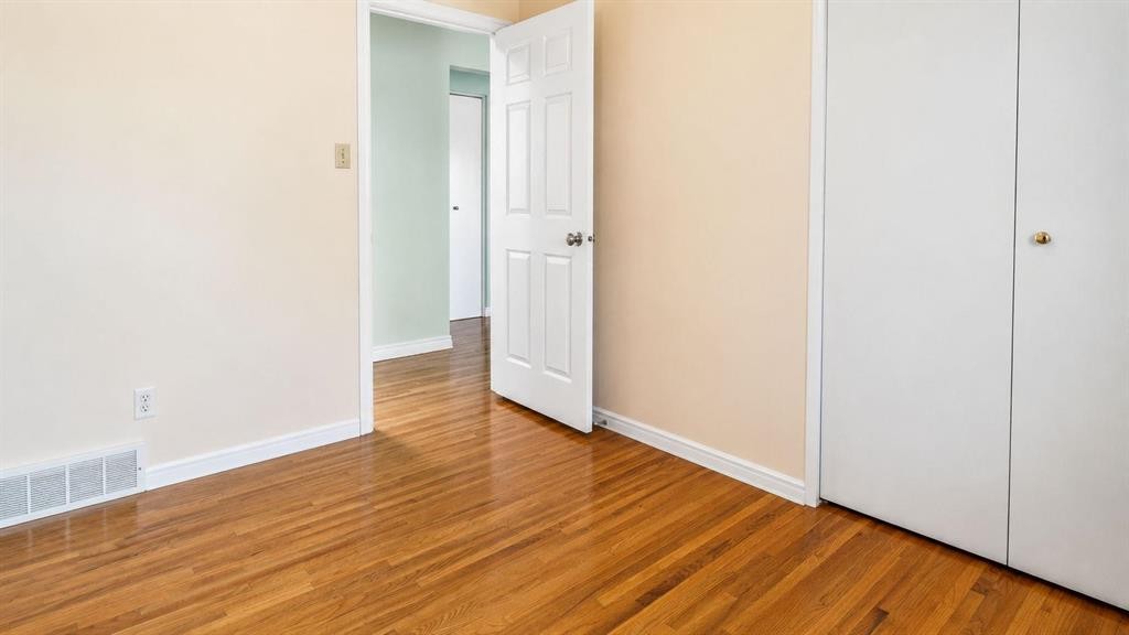 1027 Lake Sylvan Drive Se, Calgary, AB - Indoor Photo Showing Other Room