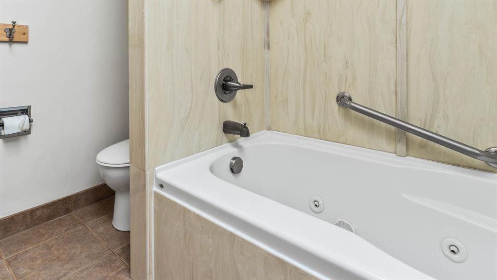 1027 Lake Sylvan Drive Se, Calgary, AB - Indoor Photo Showing Bathroom
