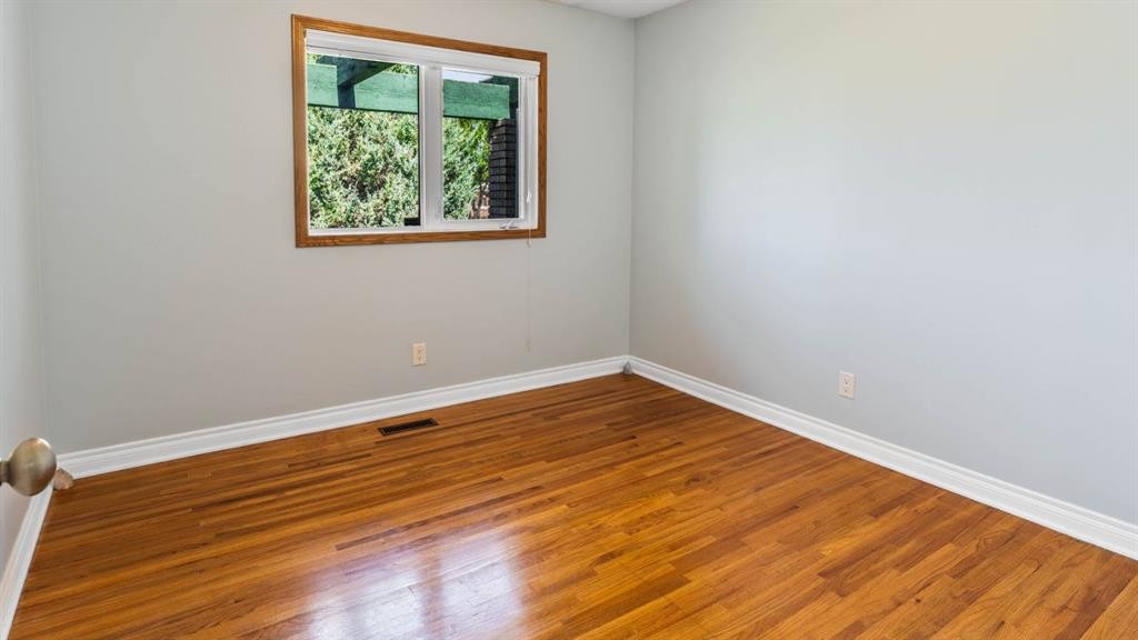 1027 Lake Sylvan Drive Se, Calgary, AB - Indoor Photo Showing Other Room