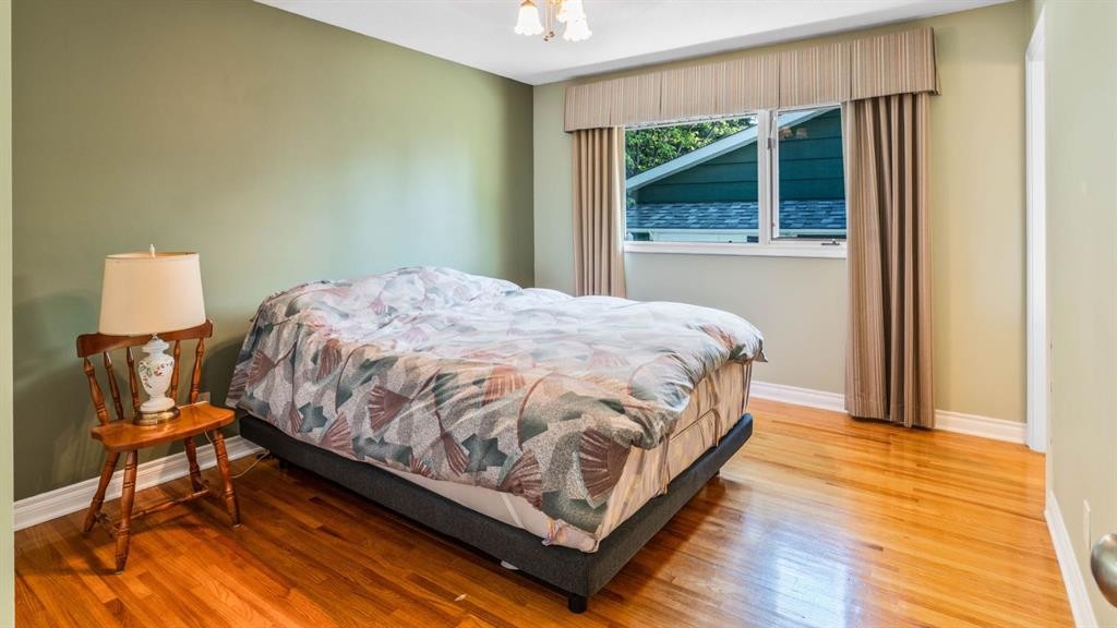 1027 Lake Sylvan Drive Se, Calgary, AB - Indoor Photo Showing Bedroom