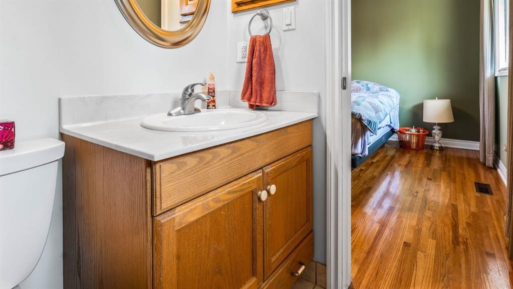 1027 Lake Sylvan Drive Se, Calgary, AB - Indoor Photo Showing Bathroom