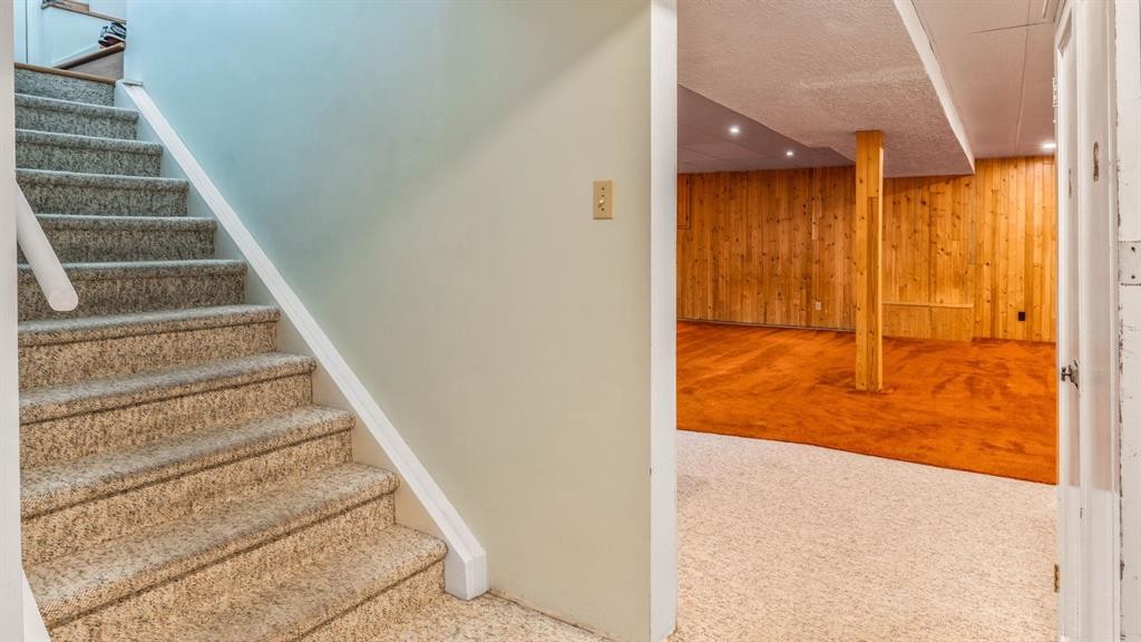 1027 Lake Sylvan Drive Se, Calgary, AB - Indoor Photo Showing Other Room