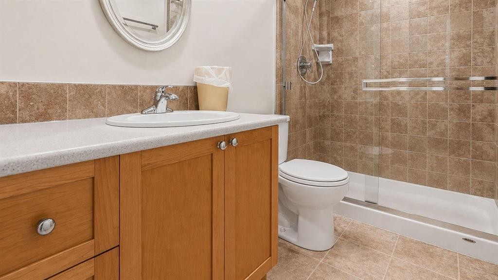 1027 Lake Sylvan Drive Se, Calgary, AB - Indoor Photo Showing Bathroom