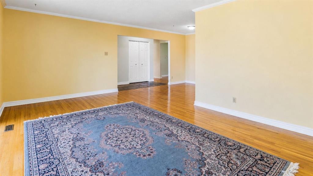 1027 Lake Sylvan Drive Se, Calgary, AB - Indoor Photo Showing Other Room