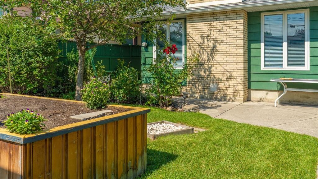 1027 Lake Sylvan Drive Se, Calgary, AB - Outdoor
