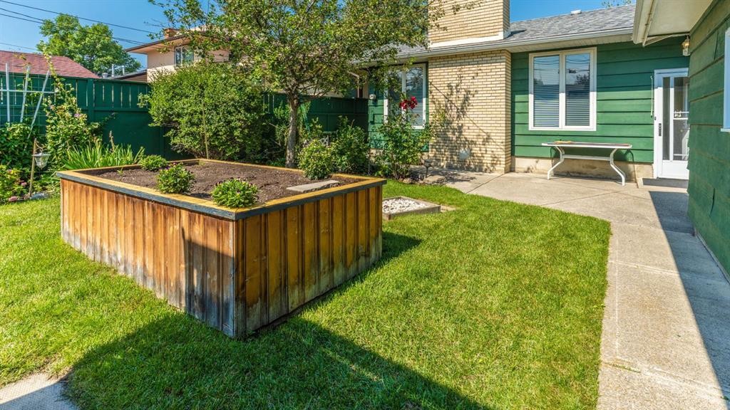 1027 Lake Sylvan Drive Se, Calgary, AB - Outdoor
