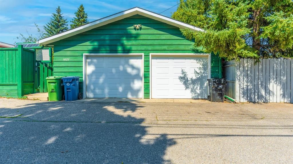 1027 Lake Sylvan Drive Se, Calgary, AB - Outdoor
