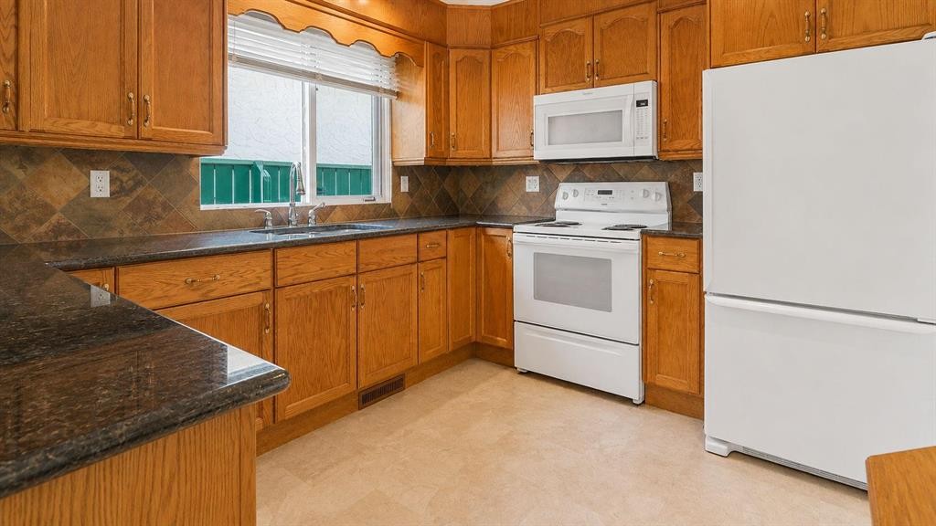 1027 Lake Sylvan Drive Se, Calgary, AB - Indoor Photo Showing Kitchen