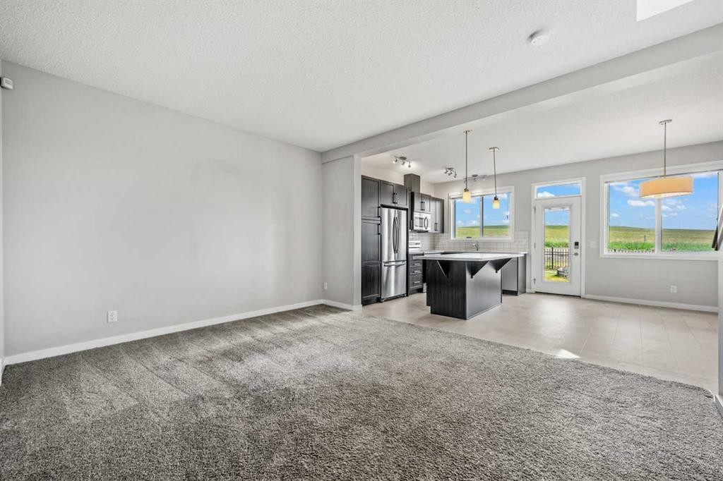 244 Sundown View, Cochrane, AB - Indoor Photo Showing Kitchen