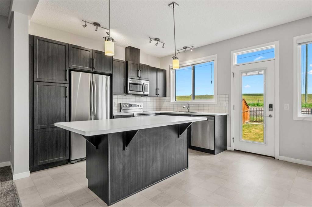 244 Sundown View, Cochrane, AB - Indoor Photo Showing Kitchen With Stainless Steel Kitchen With Upgraded Kitchen