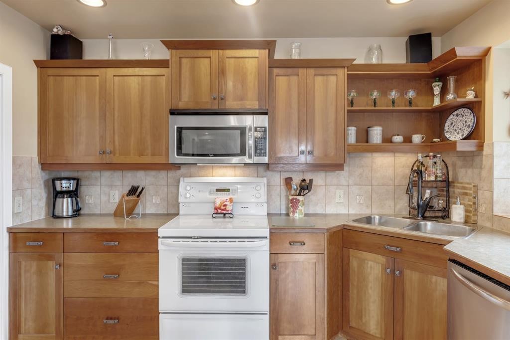 2204 Halifax Crescent Nw, Calgary, AB - Indoor Photo Showing Kitchen With Double Sink