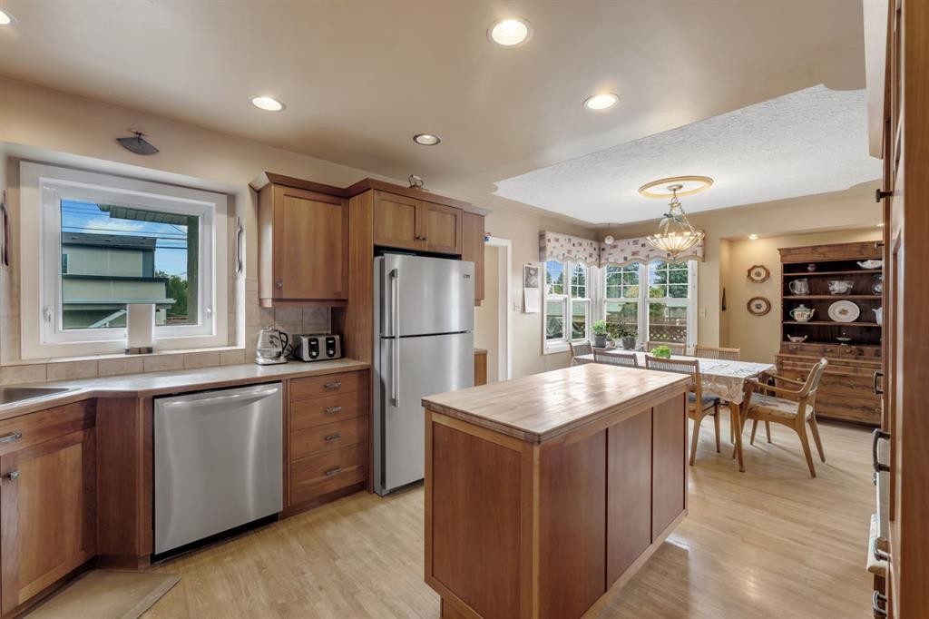 2204 Halifax Crescent Nw, Calgary, AB - Indoor Photo Showing Kitchen