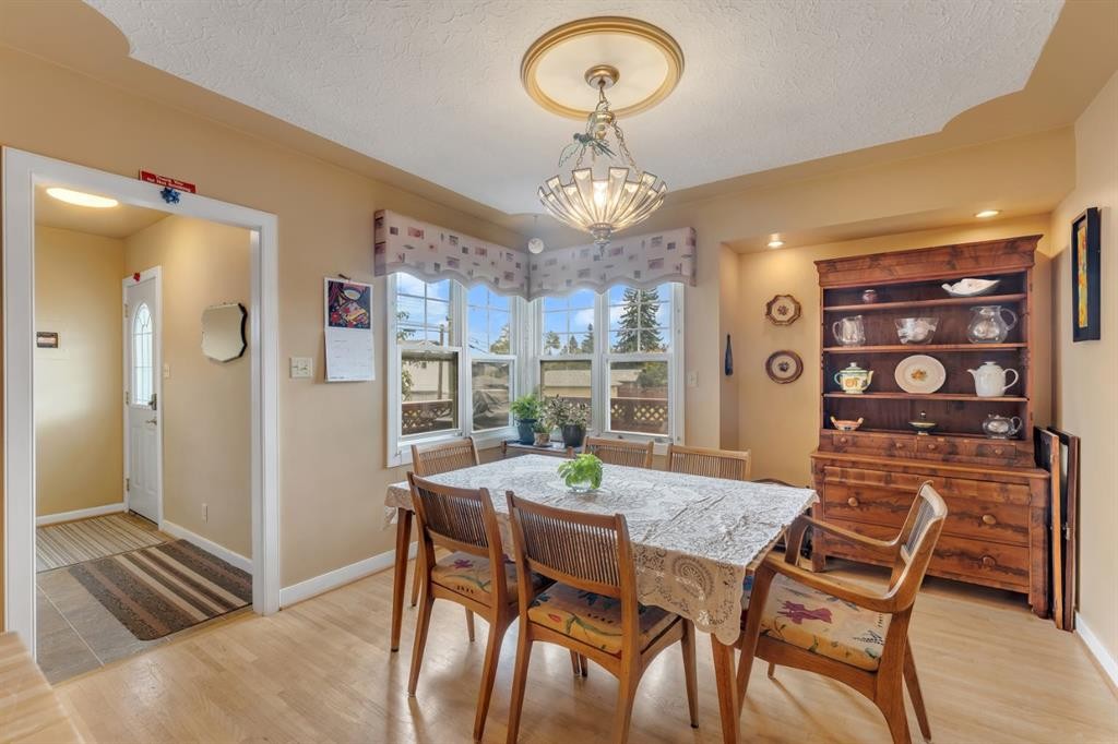 2204 Halifax Crescent Nw, Calgary, AB - Indoor Photo Showing Dining Room