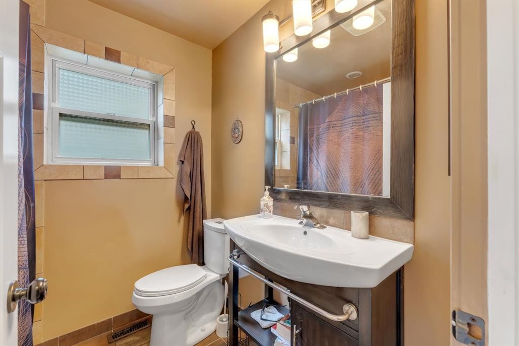 2204 Halifax Crescent Nw, Calgary, AB - Indoor Photo Showing Bathroom