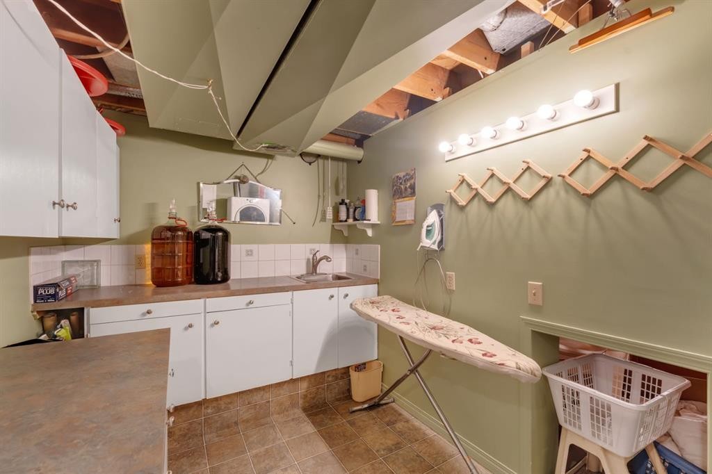 2204 Halifax Crescent Nw, Calgary, AB - Indoor