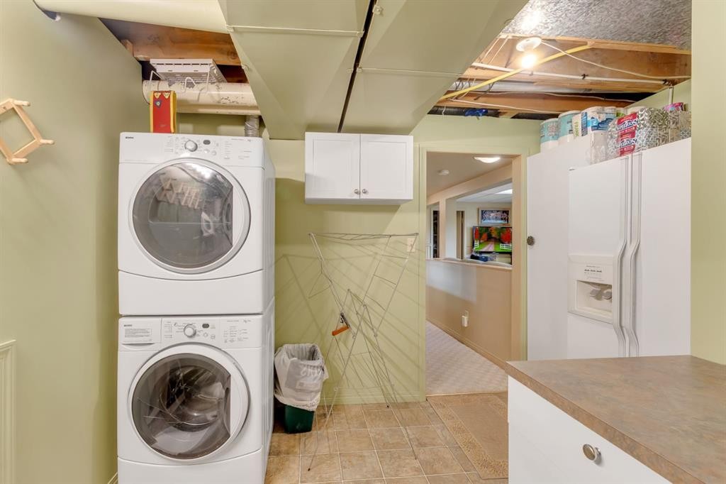 2204 Halifax Crescent Nw, Calgary, AB - Indoor Photo Showing Laundry Room