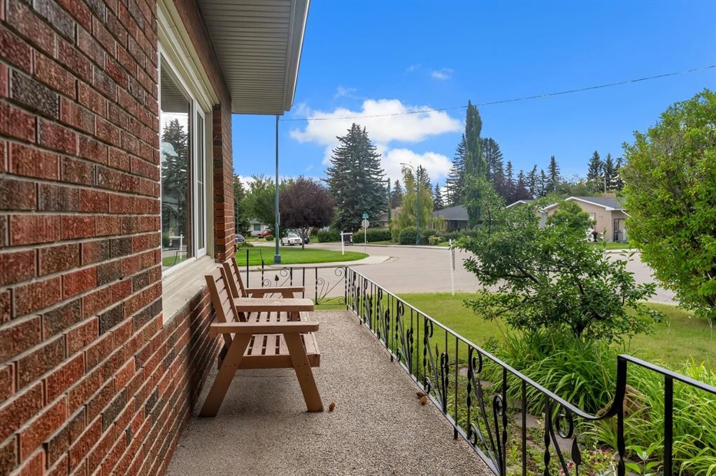 2204 Halifax Crescent Nw, Calgary, AB - Outdoor With Exterior