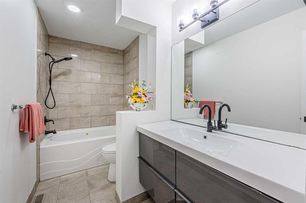 20 Castlegrove Way Ne, Calgary, AB - Indoor Photo Showing Bathroom
