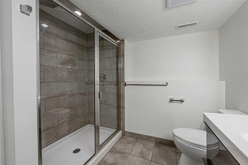 20 Castlegrove Way Ne, Calgary, AB - Indoor Photo Showing Bathroom