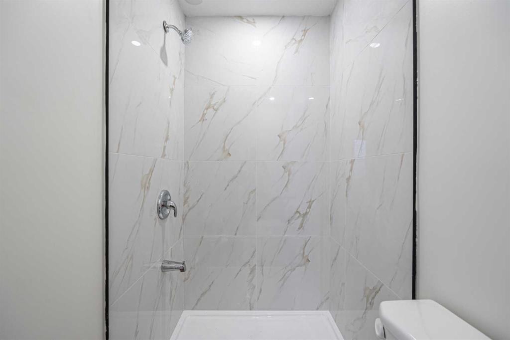 20 Castlegrove Way Ne, Calgary, AB - Indoor Photo Showing Bathroom