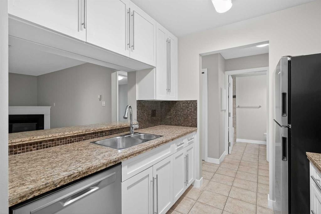 116-790 Kingsmere Crescent Sw, Calgary, AB - Indoor Photo Showing Kitchen With Double Sink