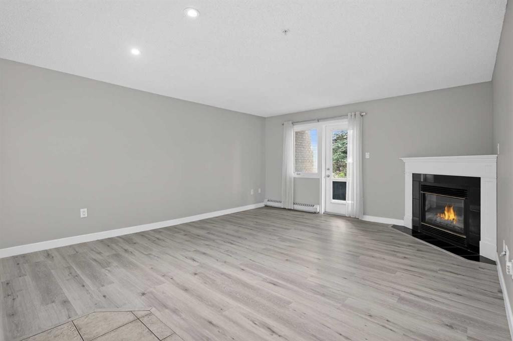 116-790 Kingsmere Crescent Sw, Calgary, AB - Indoor Photo Showing Living Room With Fireplace