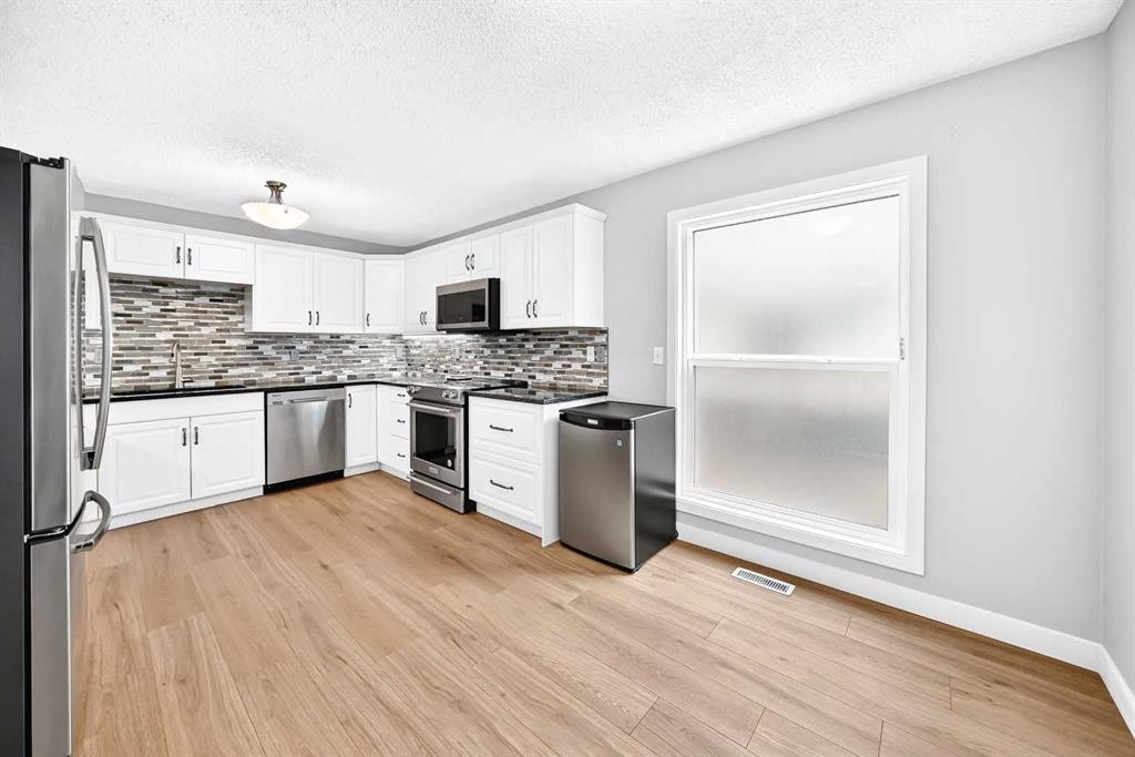 8 Hawkfield Crescent Nw, Calgary, AB - Indoor Photo Showing Kitchen With Upgraded Kitchen