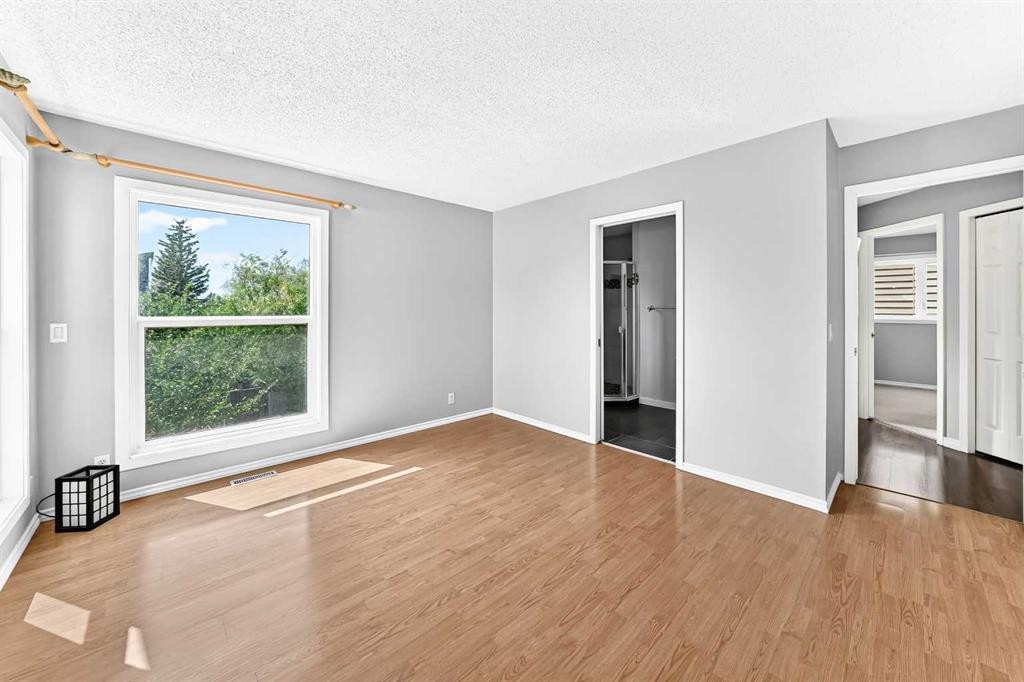 8 Hawkfield Crescent Nw, Calgary, AB - Indoor Photo Showing Other Room
