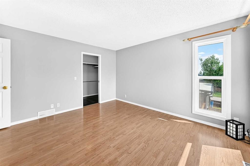 8 Hawkfield Crescent Nw, Calgary, AB - Indoor Photo Showing Other Room