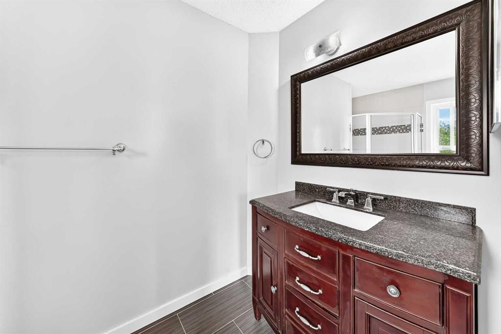 8 Hawkfield Crescent Nw, Calgary, AB - Indoor Photo Showing Bathroom