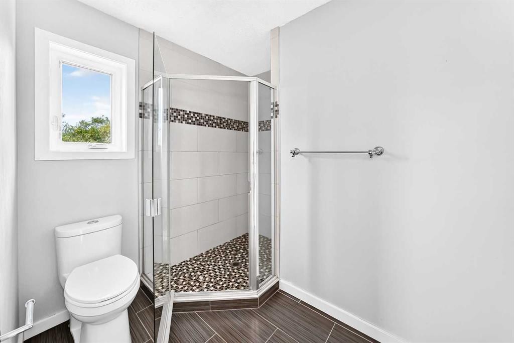 8 Hawkfield Crescent Nw, Calgary, AB - Indoor Photo Showing Bathroom