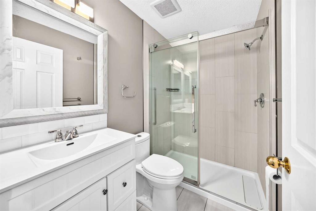 8 Hawkfield Crescent Nw, Calgary, AB - Indoor Photo Showing Bathroom