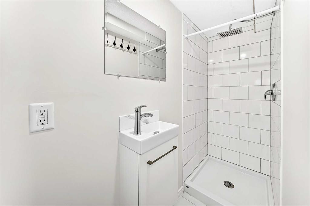 8 Hawkfield Crescent Nw, Calgary, AB - Indoor Photo Showing Bathroom