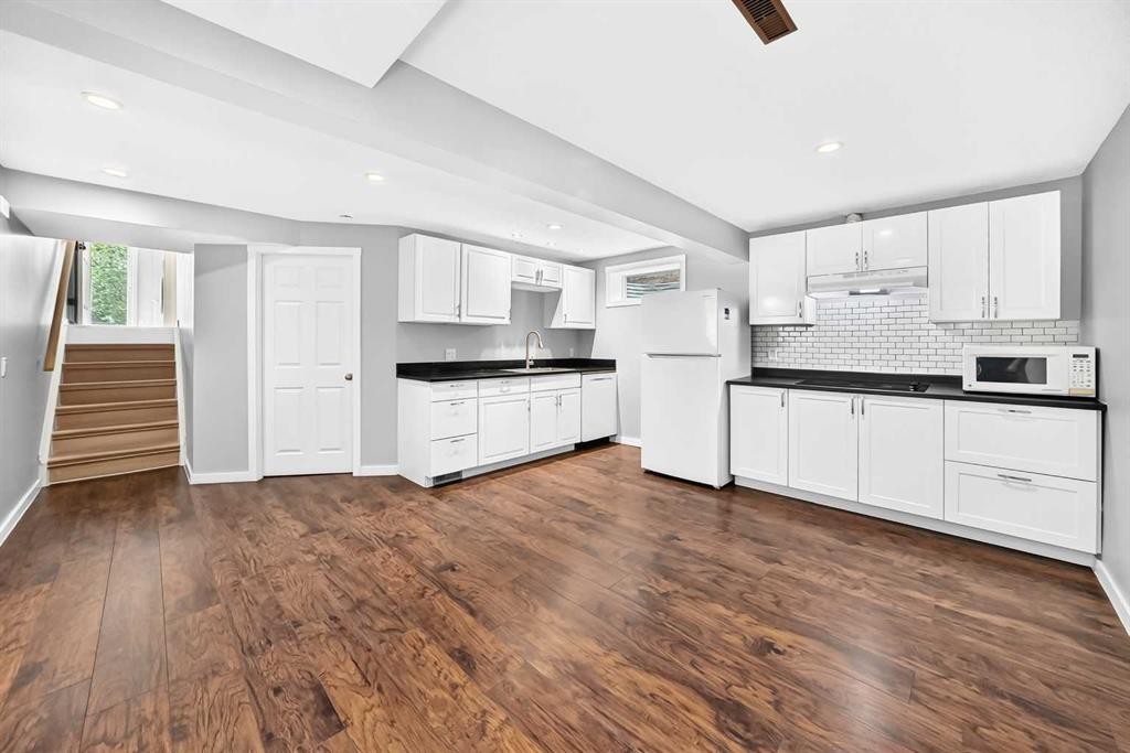 8 Hawkfield Crescent Nw, Calgary, AB - Indoor Photo Showing Kitchen