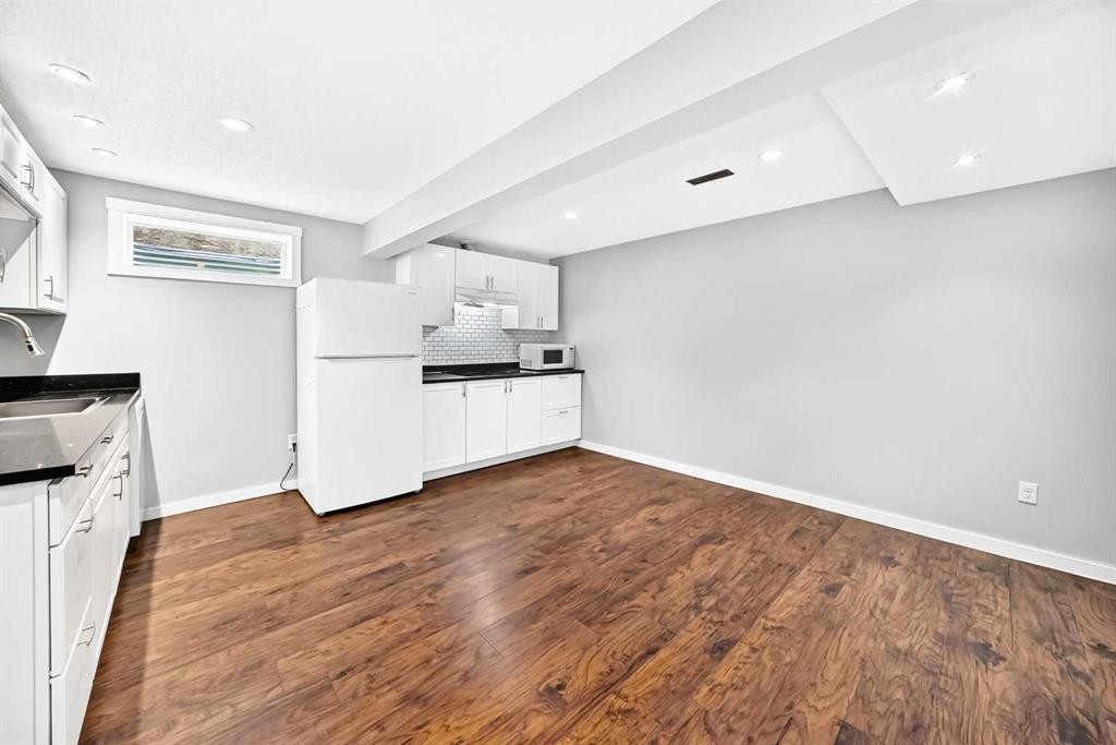 8 Hawkfield Crescent Nw, Calgary, AB - Indoor Photo Showing Kitchen