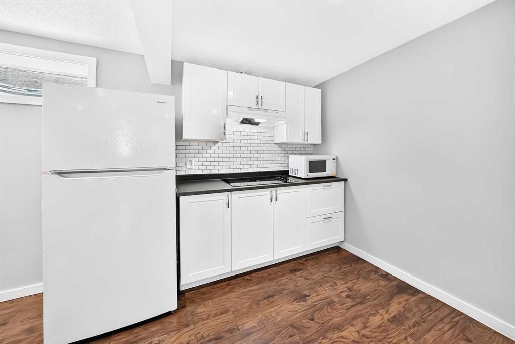 8 Hawkfield Crescent Nw, Calgary, AB - Indoor Photo Showing Kitchen