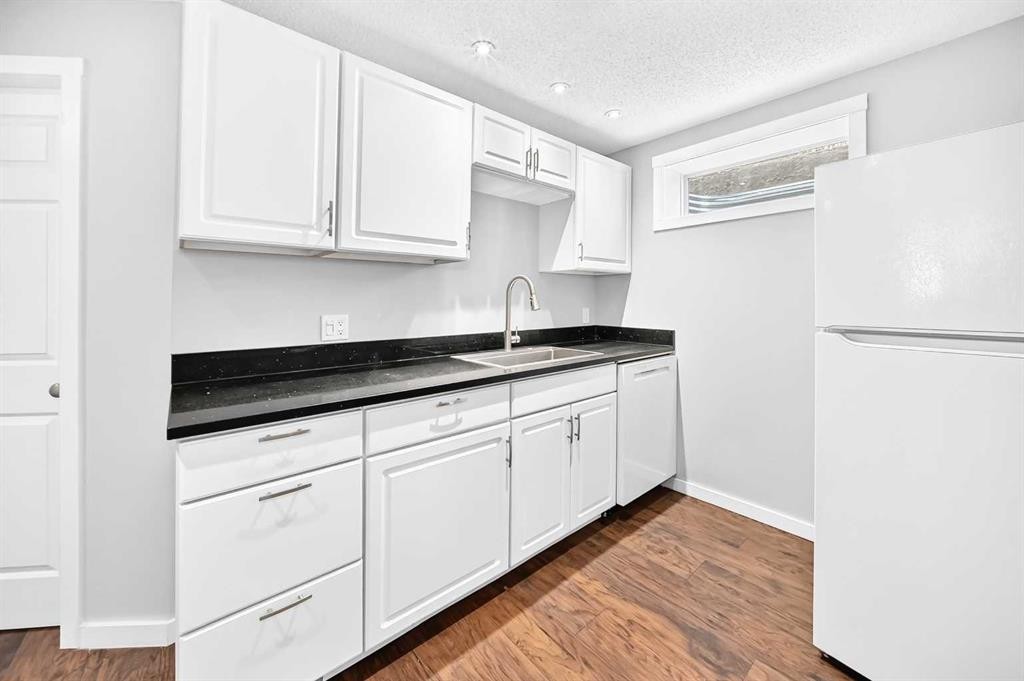 8 Hawkfield Crescent Nw, Calgary, AB - Indoor Photo Showing Kitchen