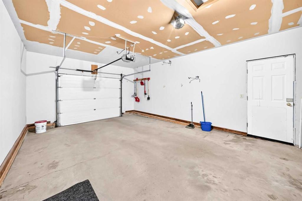 8 Hawkfield Crescent Nw, Calgary, AB - Indoor Photo Showing Garage