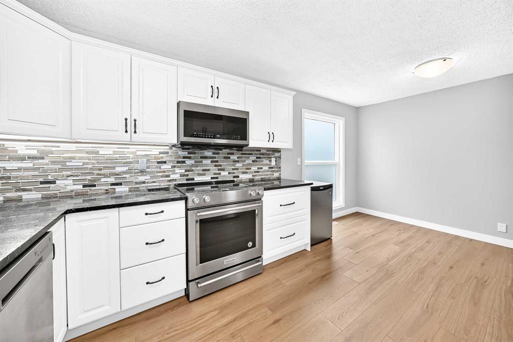 8 Hawkfield Crescent Nw, Calgary, AB - Indoor Photo Showing Kitchen With Upgraded Kitchen