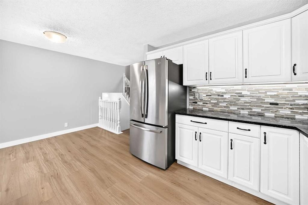 8 Hawkfield Crescent Nw, Calgary, AB - Indoor Photo Showing Kitchen