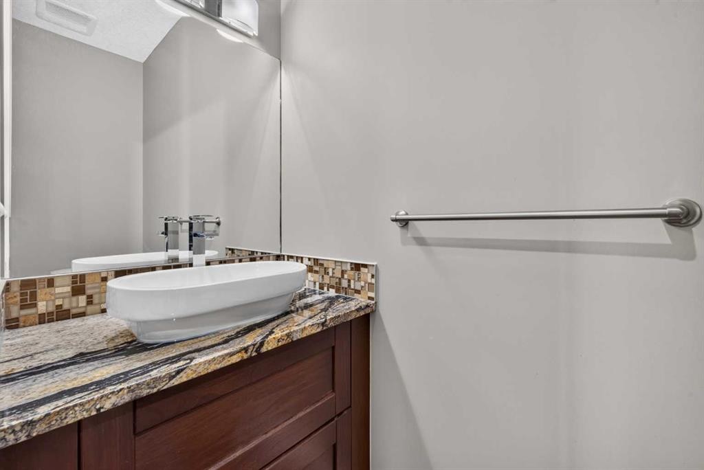 148 Evansborough Way Nw, Calgary, AB - Indoor Photo Showing Bathroom