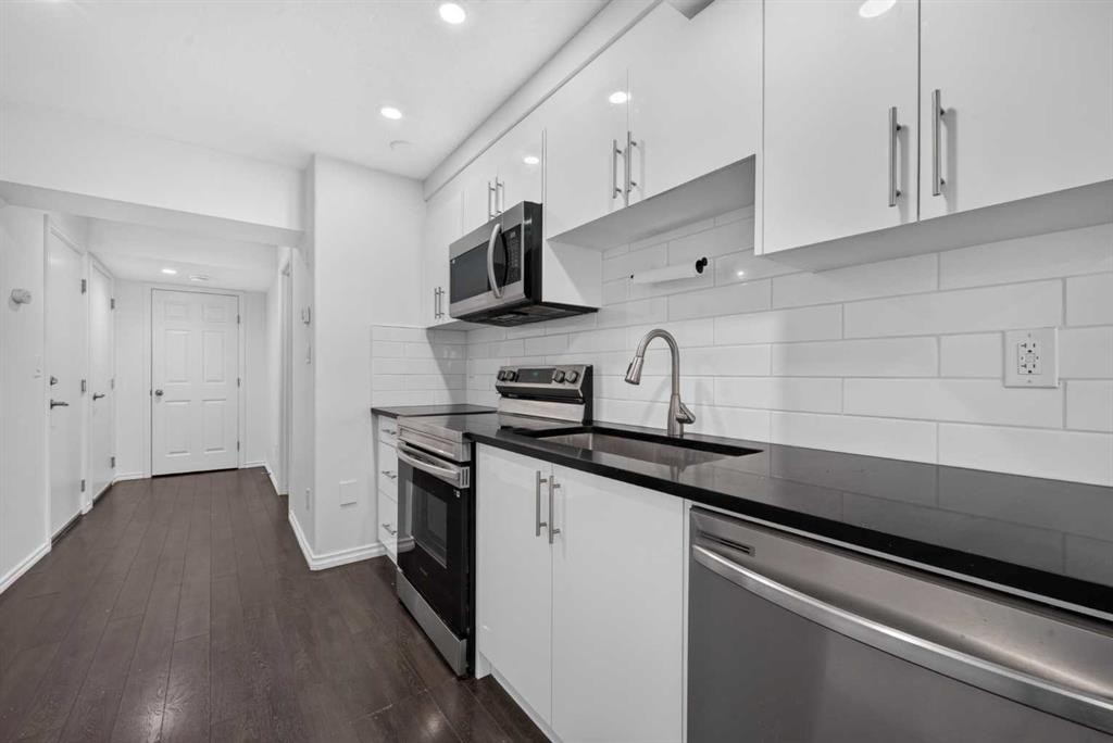 148 Evansborough Way Nw, Calgary, AB - Indoor Photo Showing Kitchen With Upgraded Kitchen