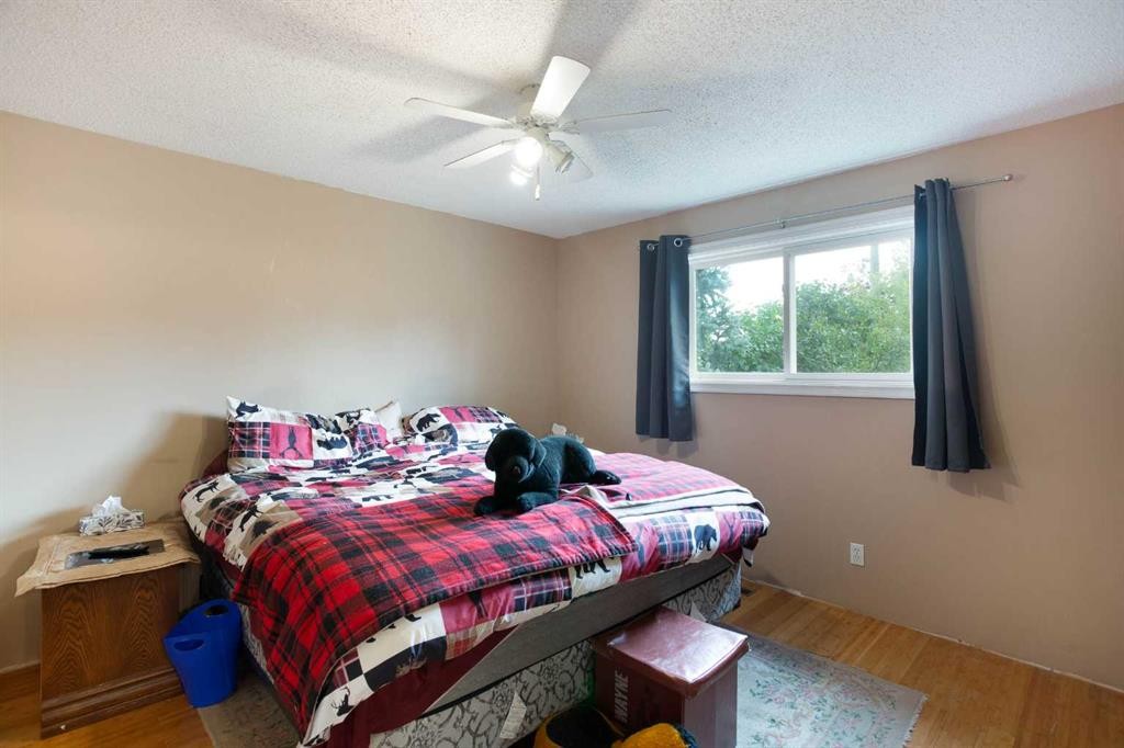 127 Shawinigan Drive Sw, Calgary, AB - Indoor Photo Showing Bedroom