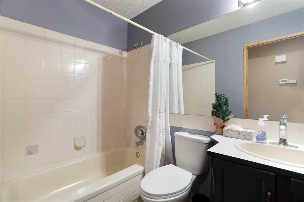 127 Shawinigan Drive Sw, Calgary, AB - Indoor Photo Showing Bathroom